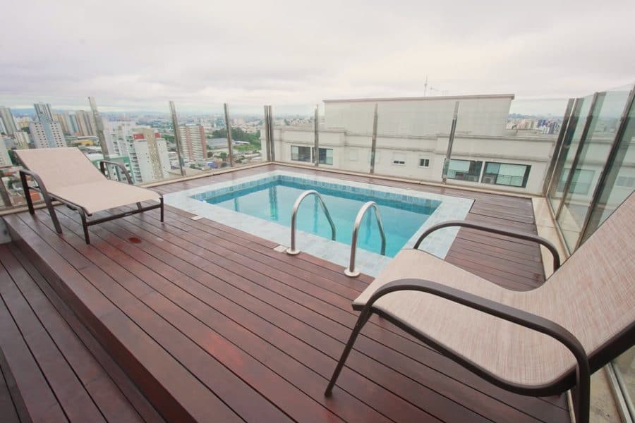 Rooftop com piscina e vista panorâmica